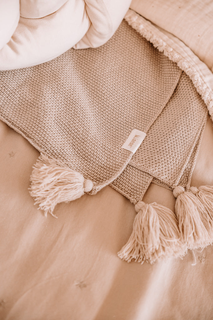 KNITTED BLANKET WITH TASSELS 100x85cm