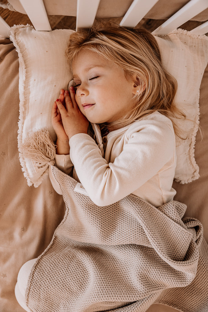 KNITTED BLANKET WITH TASSELS 100x85cm