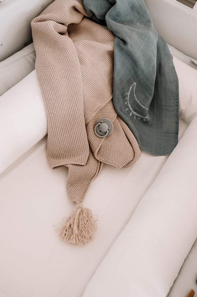 KNITTED BLANKET WITH TASSELS 100x85cm